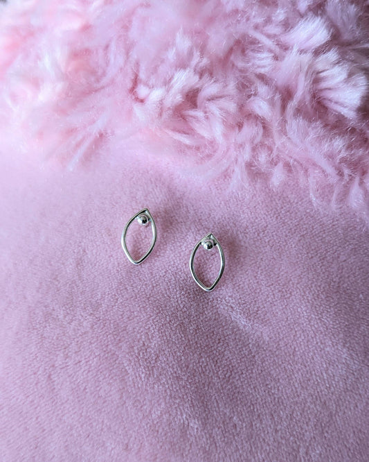 Oval stud earrings